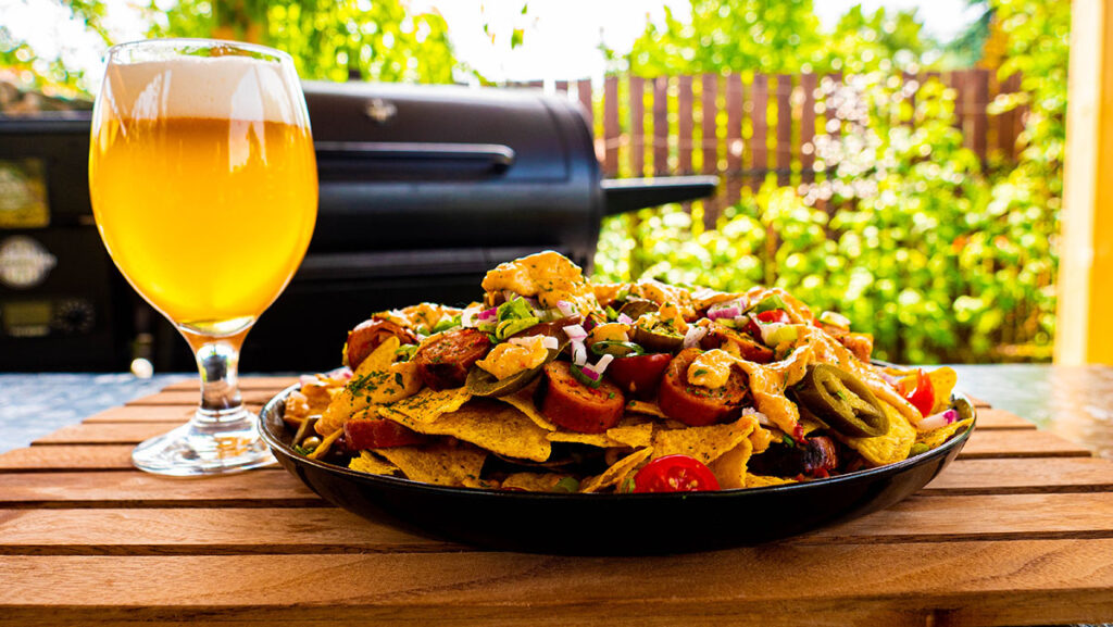 grillkolbász sörös sajtszósszal recept okosgrill