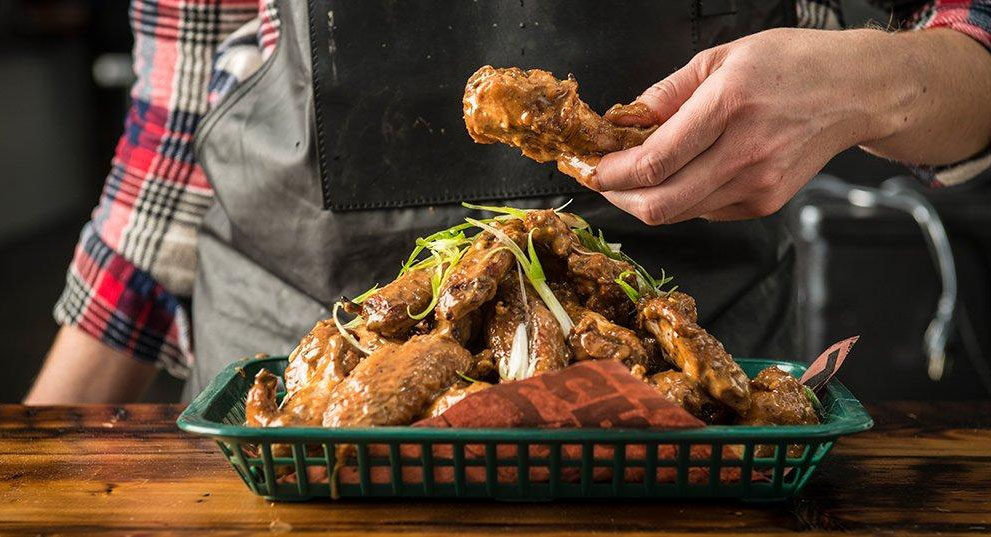 grillezett mogyoróvajas csirkeszárny recept okosgrill