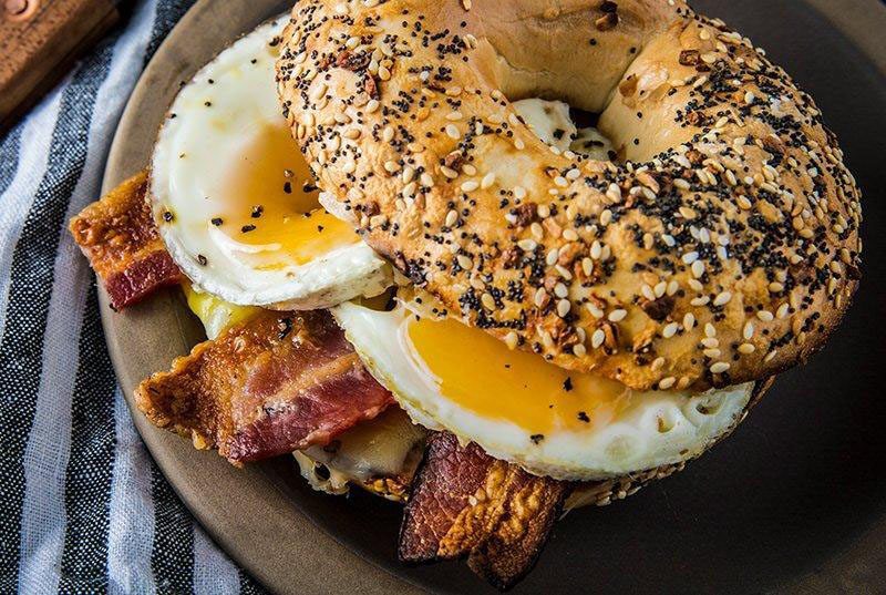 reggeli tükörtojás bacon bagel recept okosgrill