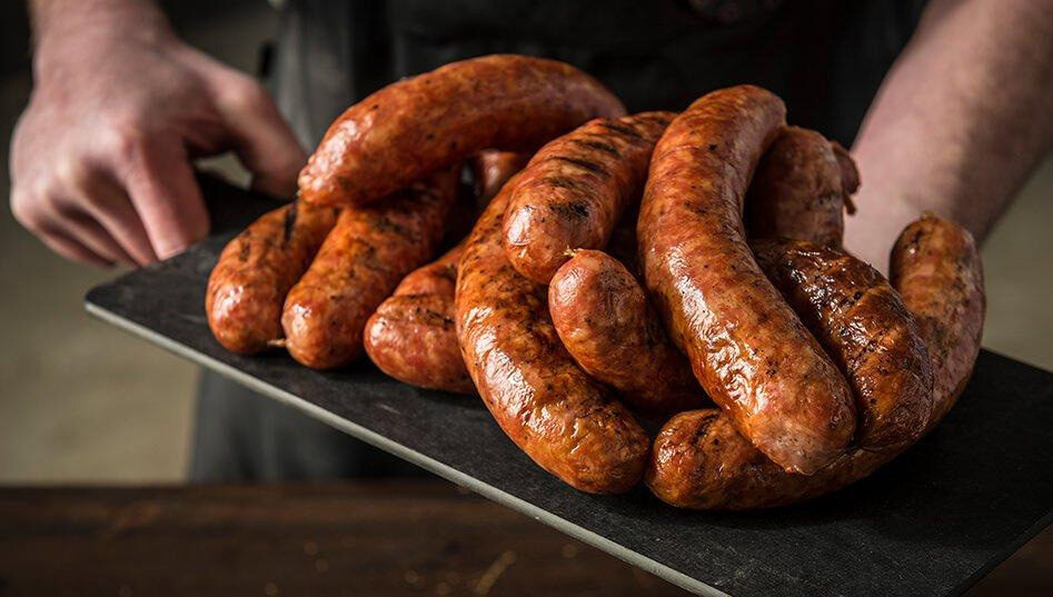 sült kolbász sütés grillen okosgrill