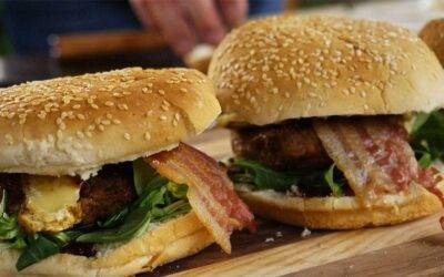 camembert bacon burger recept okosgrill